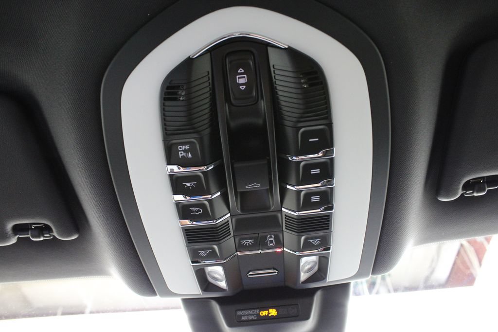 Certified 2025 Porsche Macan AWD/4WD image 37