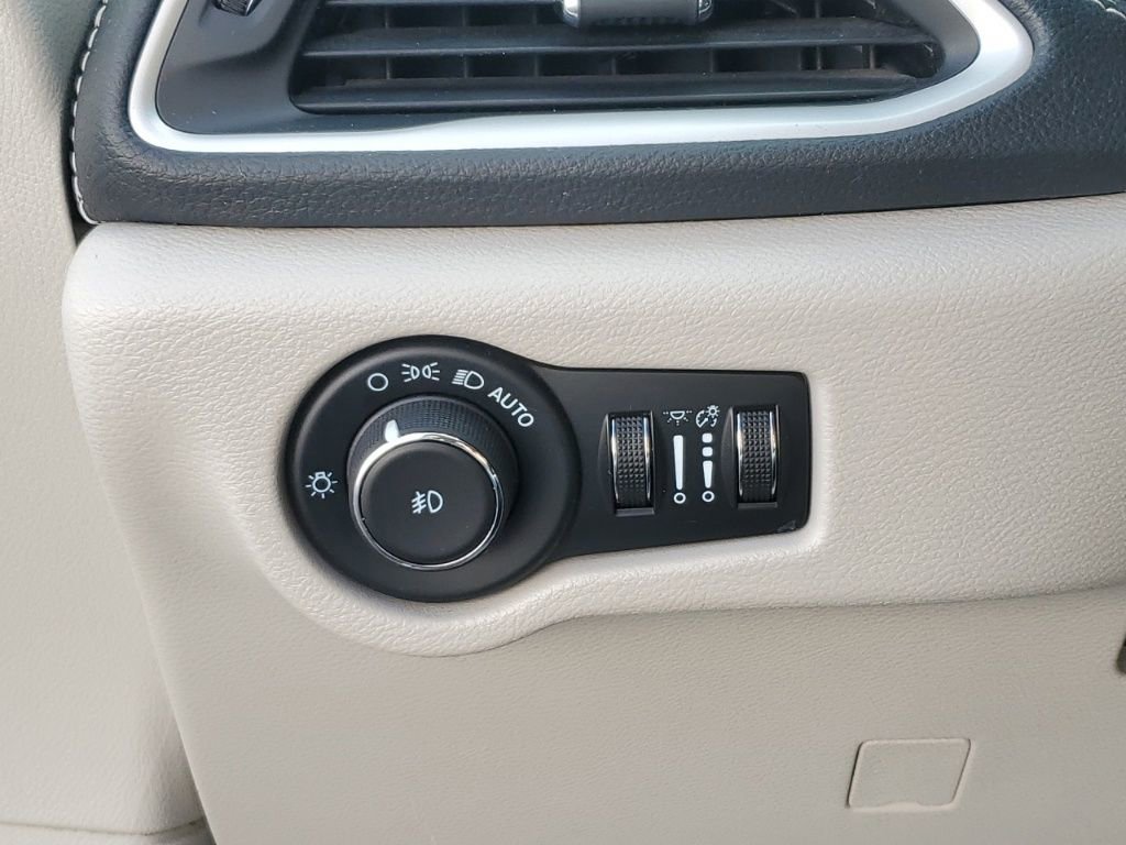 Used 2022 Chrysler Pacifica Touring-L image 16