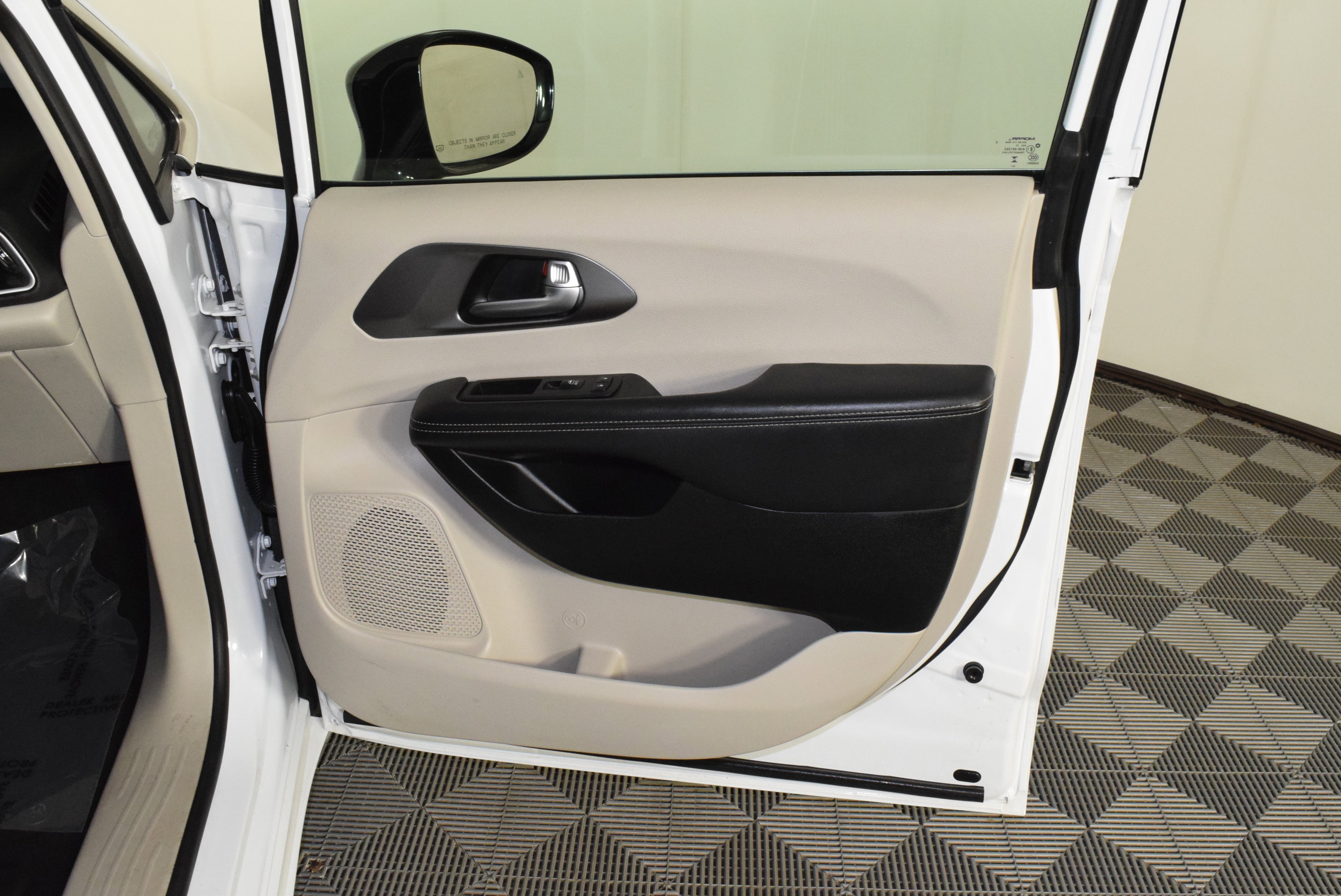 Used 2024 Chrysler Pacifica Touring-L image 32