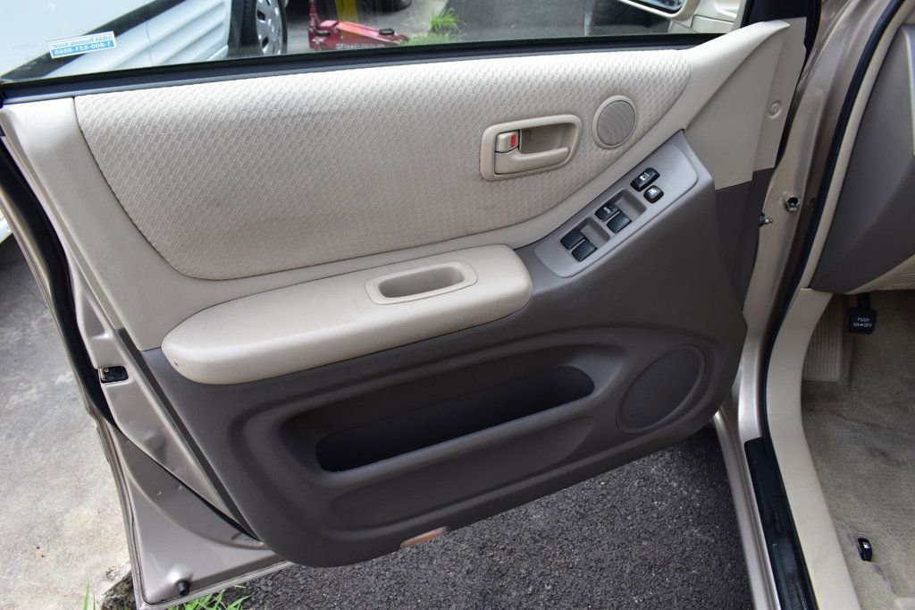 Used 2005 Toyota Highlander 4WD V6 w/ 3rd Row image 36