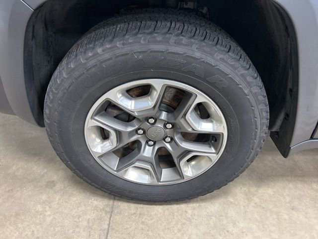 Used 2019 Jeep Cherokee Trailhawk w/ Cold Weather Group image 9