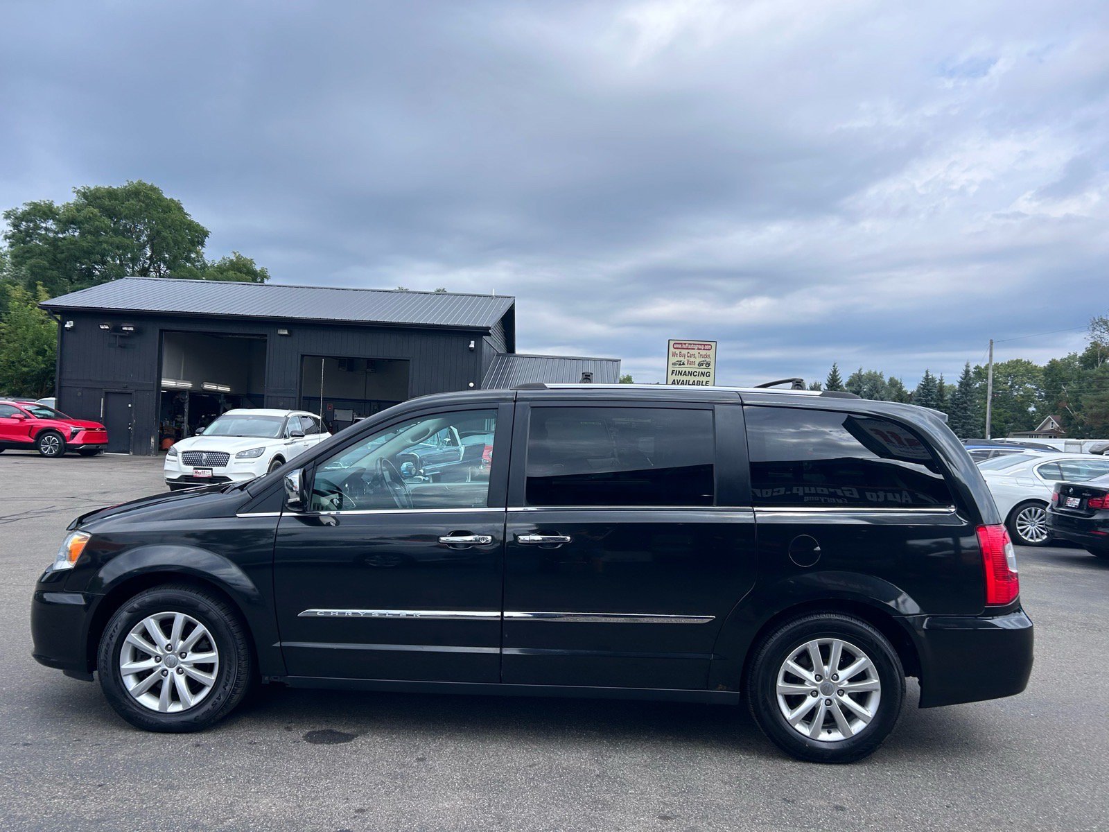 Used 2016 Chrysler Town & Country Limited Platinum FWD image 5