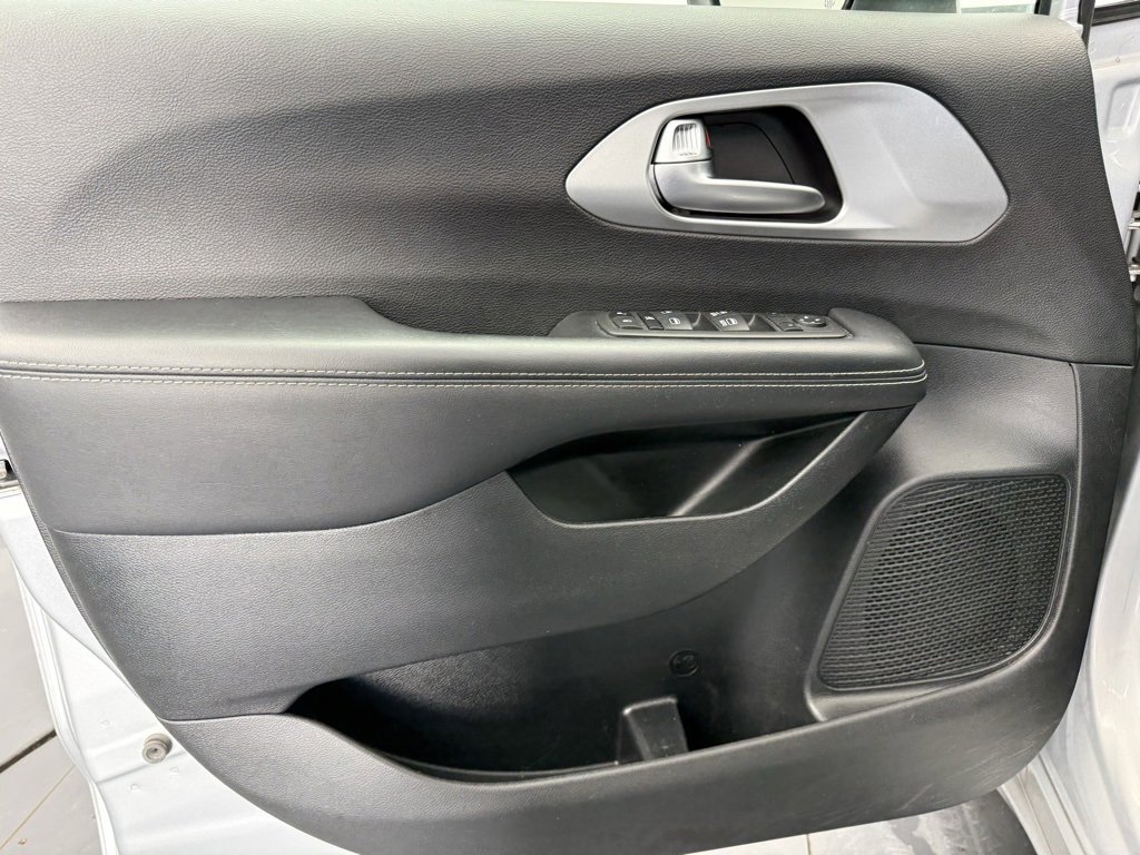 Used 2023 Chrysler Pacifica Touring image 21