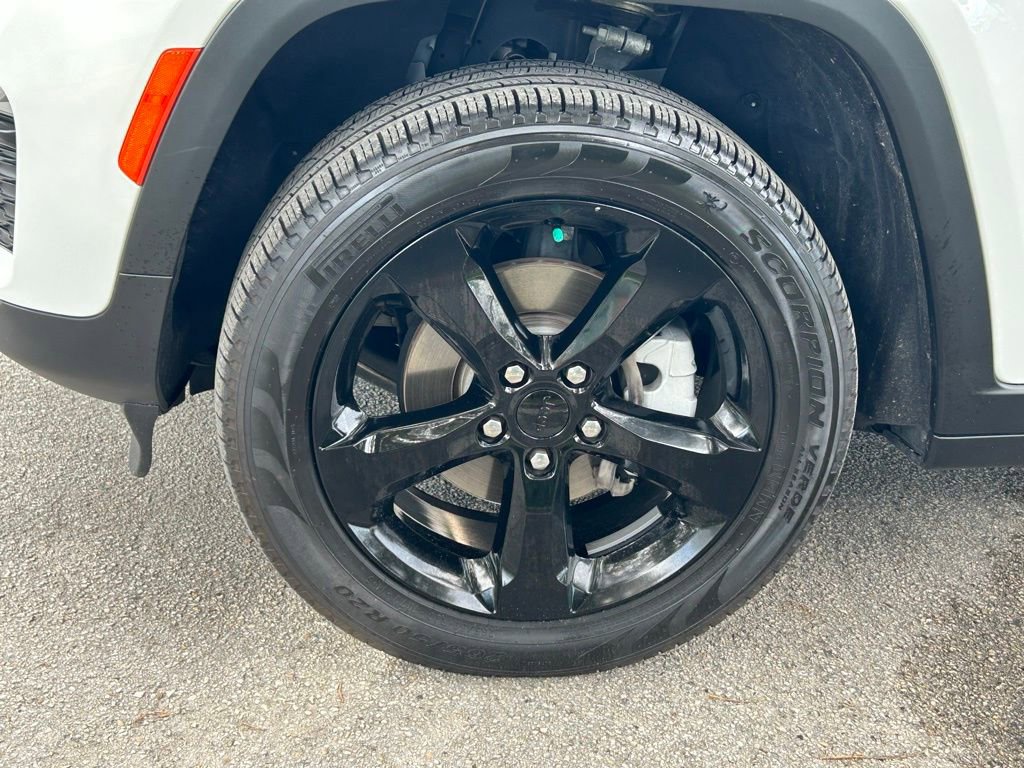 Certified 2024 Jeep Grand Cherokee Limited w/ Black Appearance Package image 27
