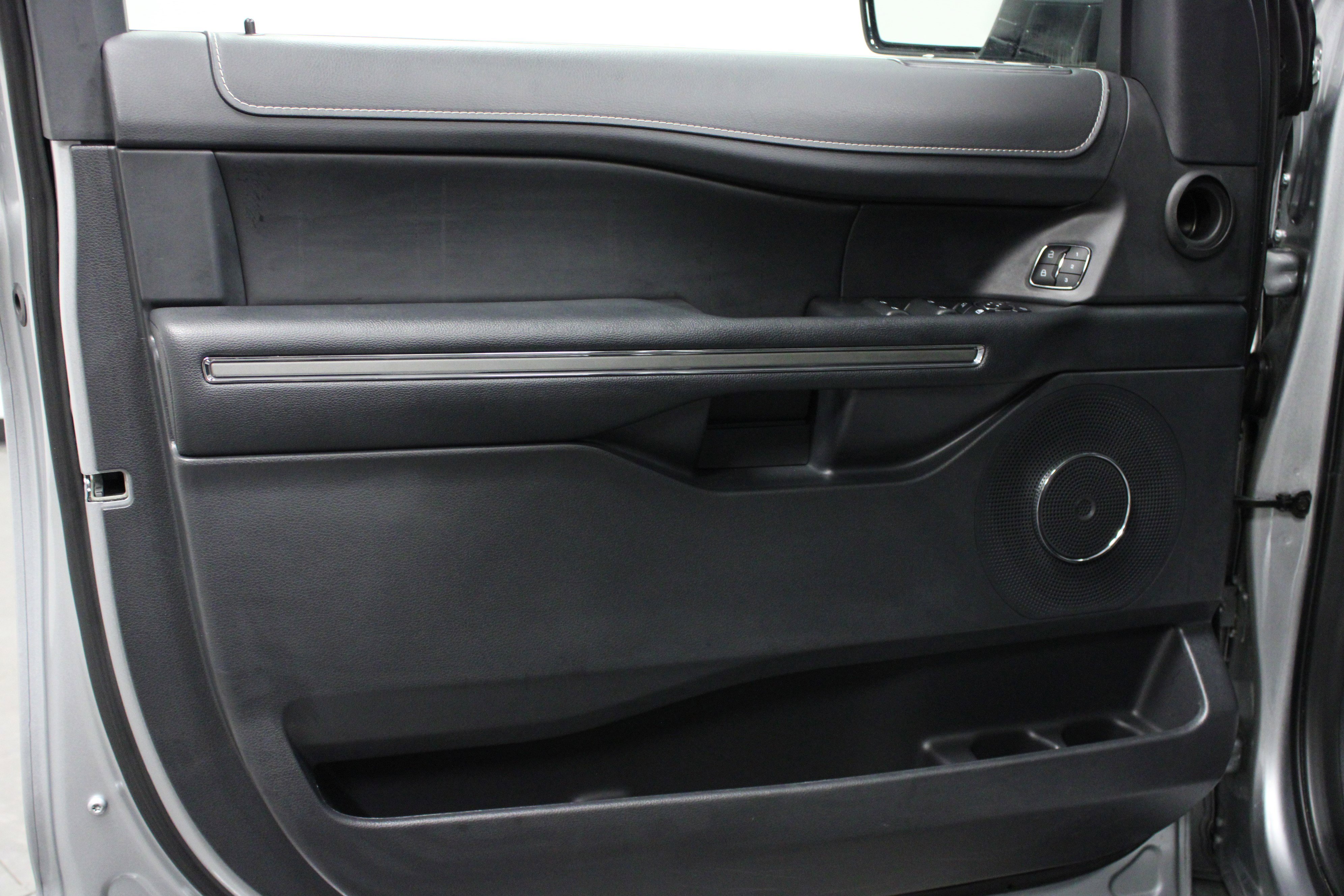 Used 2024 Ford Expedition XLT image 11