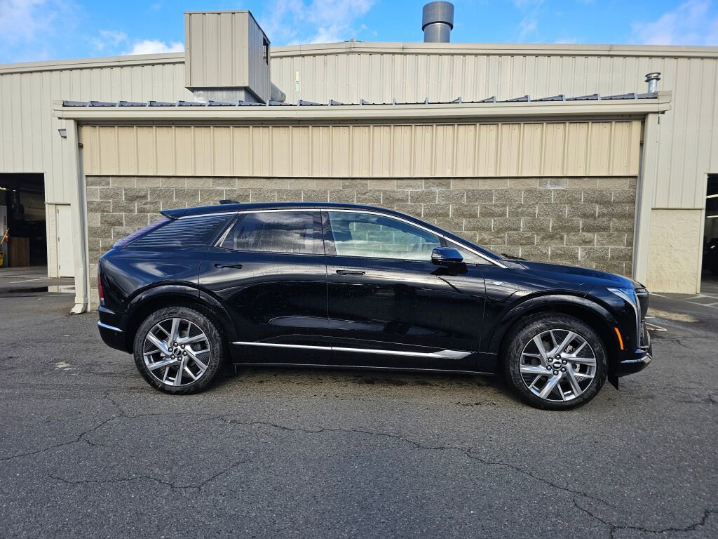 New 2026 Cadillac Optiq Luxury 1 image 10