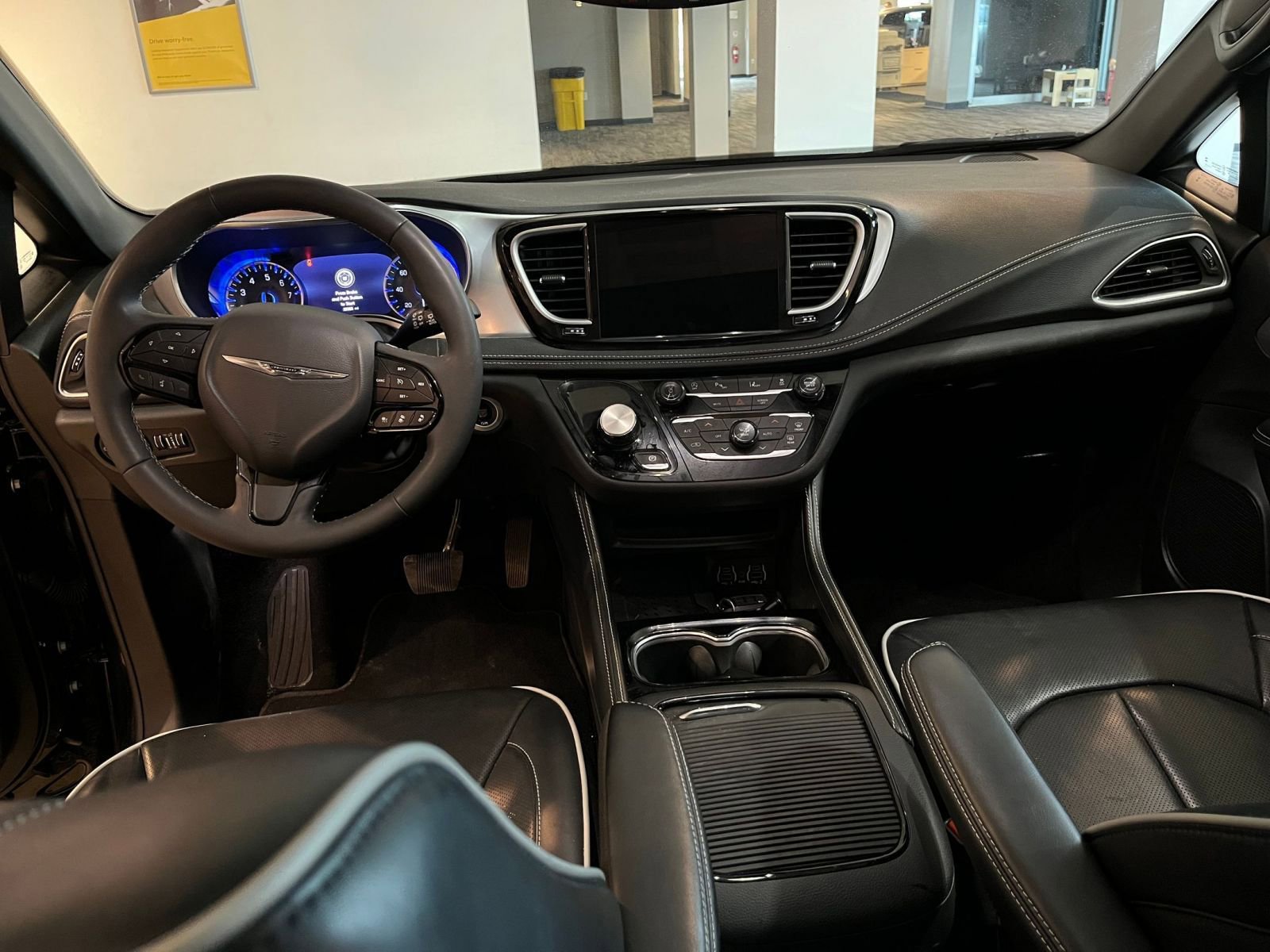 Used 2025 Chrysler Pacifica Limited image 37