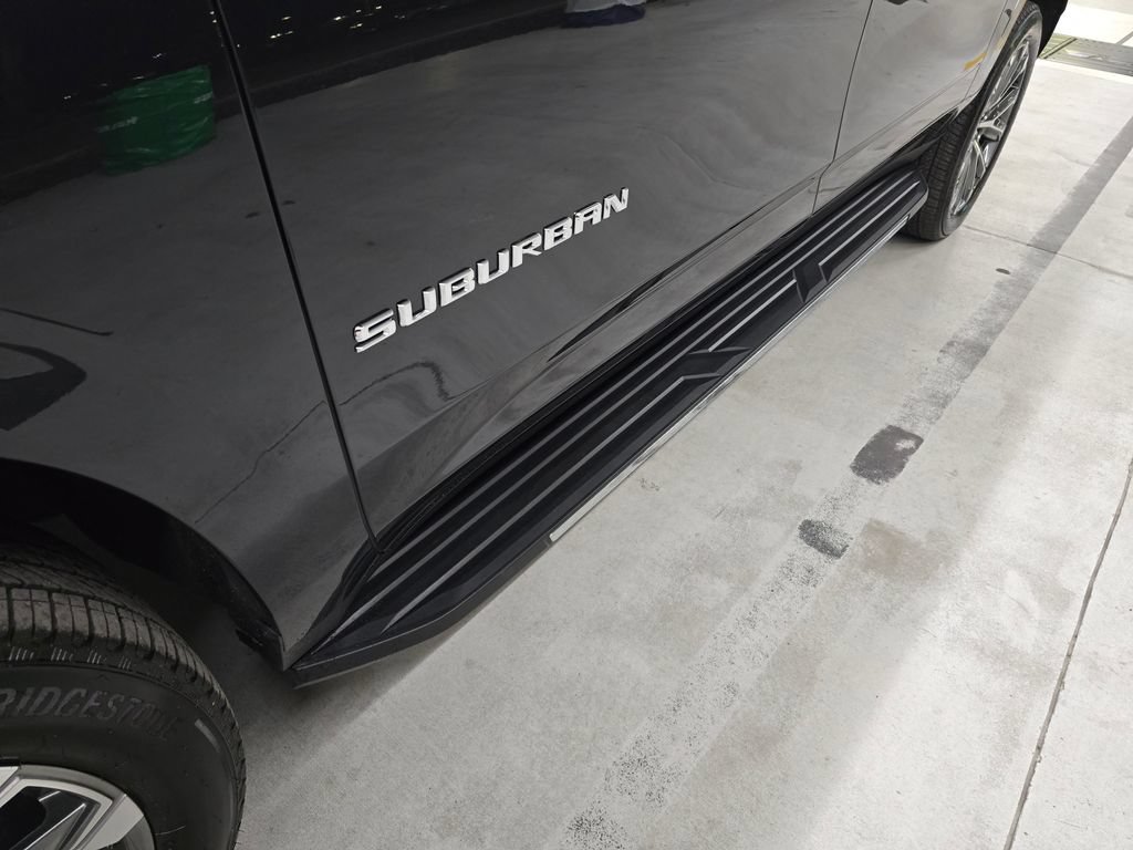 Used 2025 Chevrolet Suburban High Country RWD image 11
