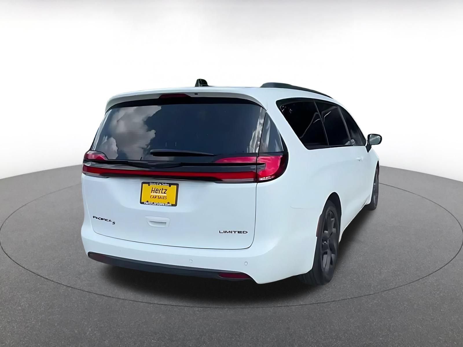 Used 2025 Chrysler Pacifica Limited FWD image 15