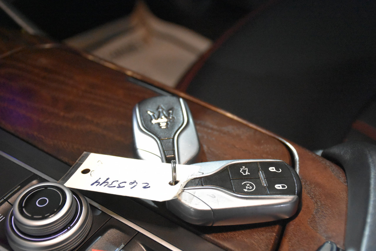 Used 2017 Maserati Levante w/ Luxury Package image 39