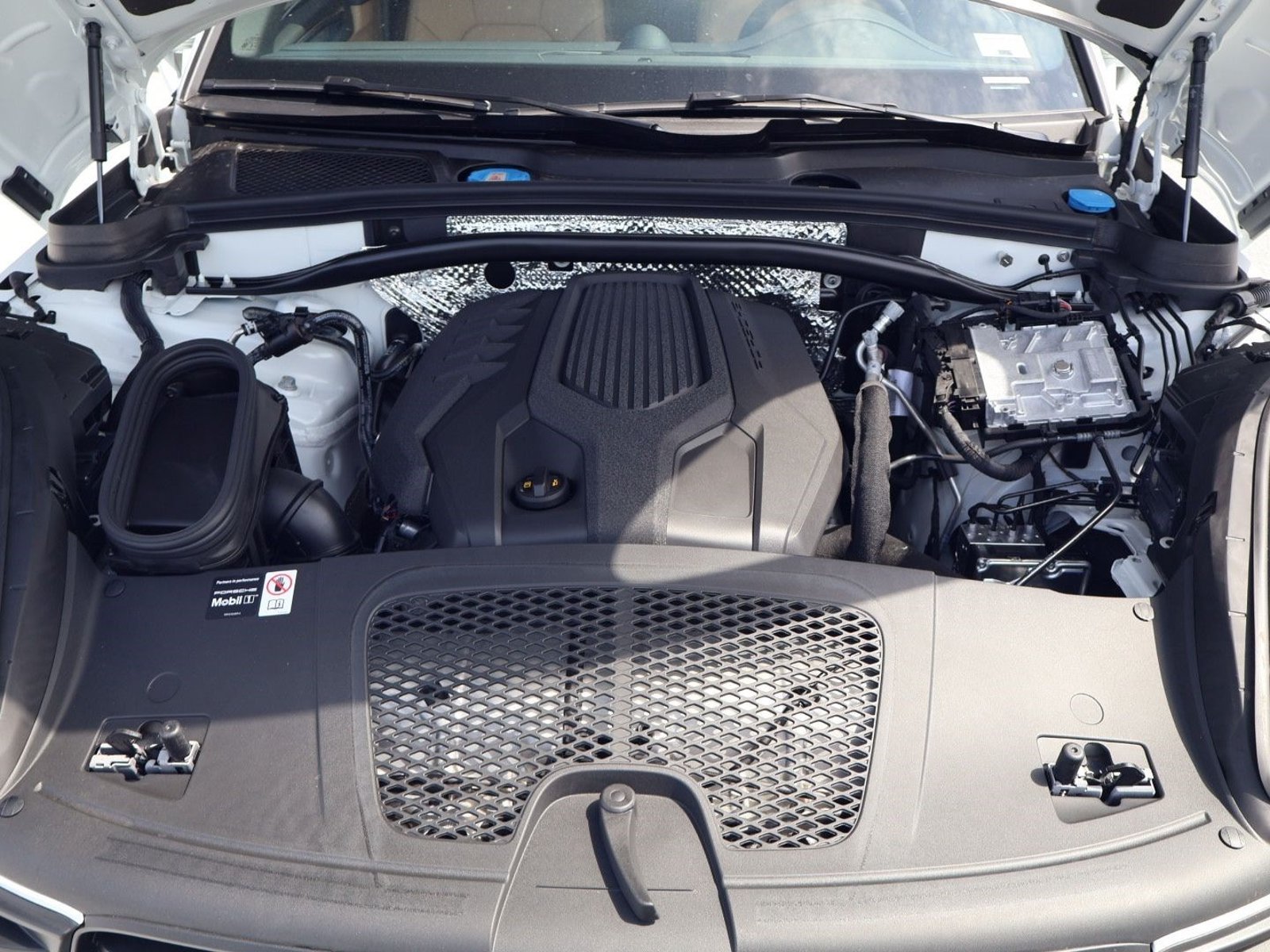 New 2026 Porsche Macan AWD/4WD image 25