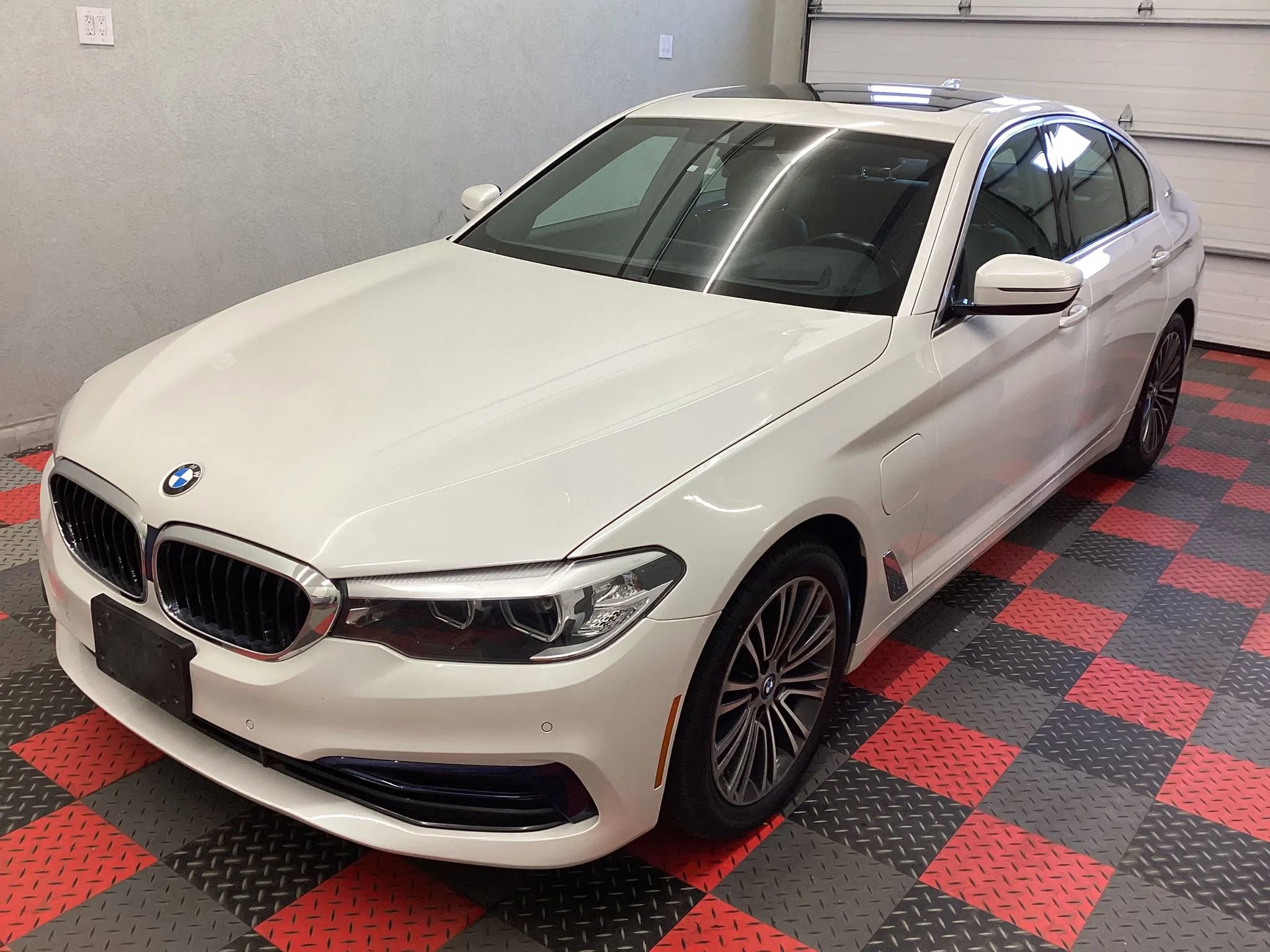 Used 2019 BMW 530e xDrive w/ Convenience Package AWD/4WD image 1