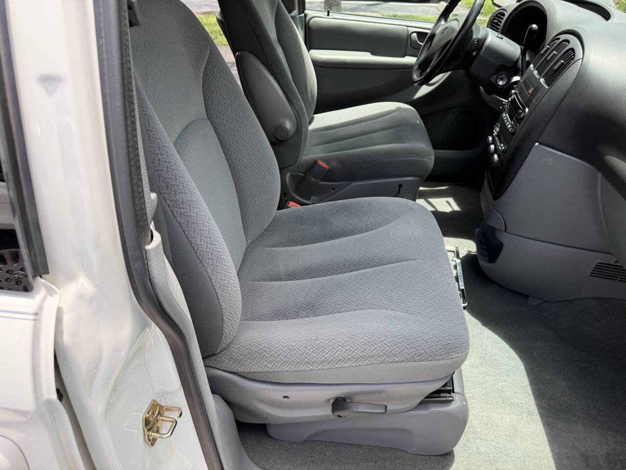 Used 2004 Dodge Grand Caravan SXT FWD image 13