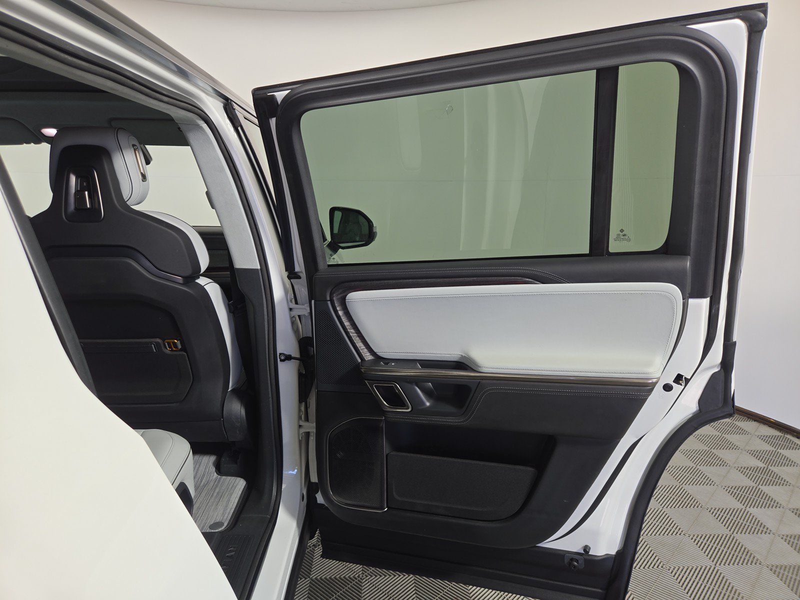 Used 2023 Rivian R1S Launch Edition AWD/4WD image 19