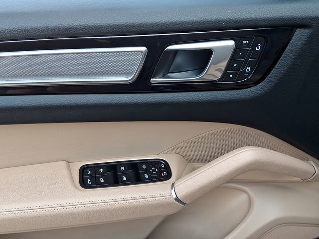 Certified 2023 Porsche Cayenne Platinum Edition image 17