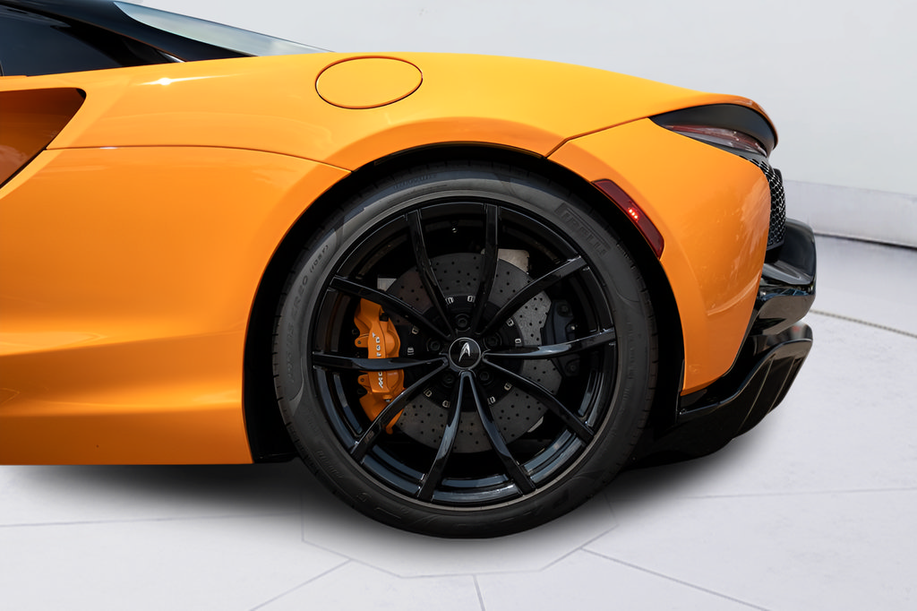 Used 2025 McLaren Artura Spider RWD image 31