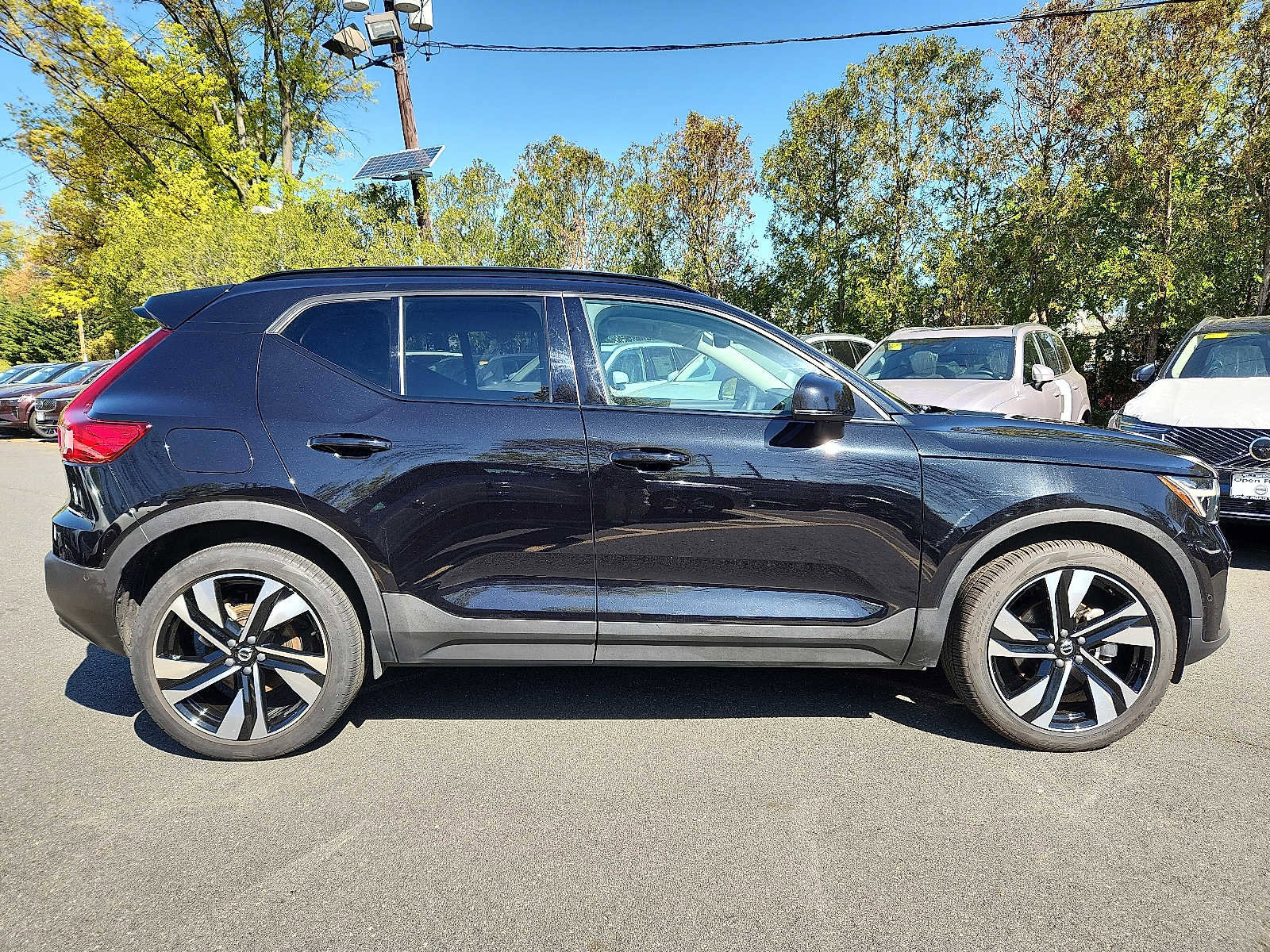 Certified 2023 Volvo XC40 B5 Plus w/ Protection Package Premier AWD/4WD image 7