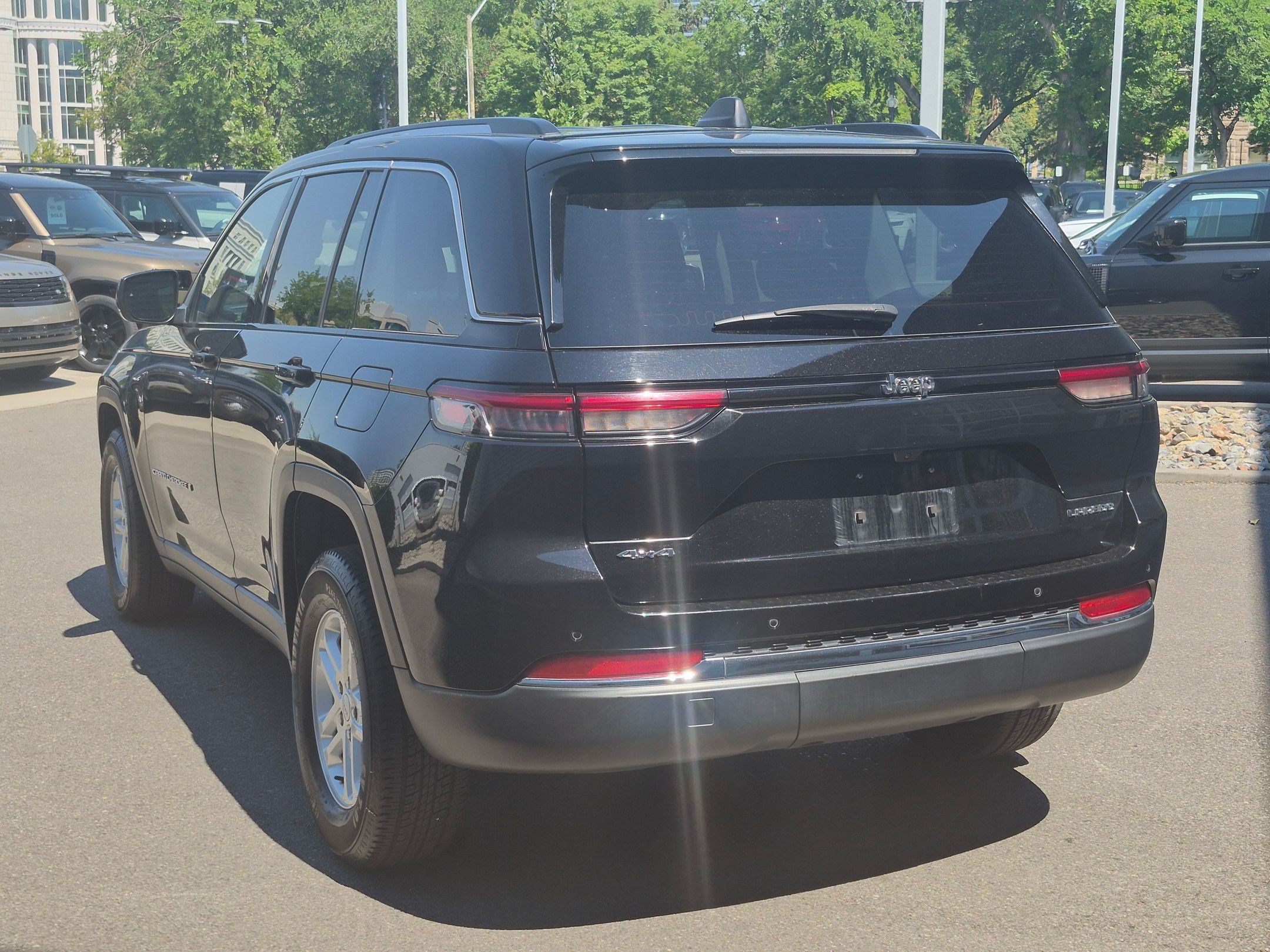 Used 2022 Jeep Grand Cherokee Laredo w/ Luxury Tech Group I AWD/4WD image 5