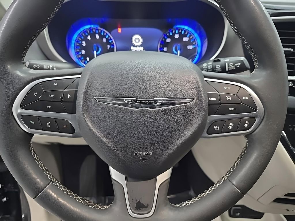 Used 2023 Chrysler Pacifica Touring-L image 24