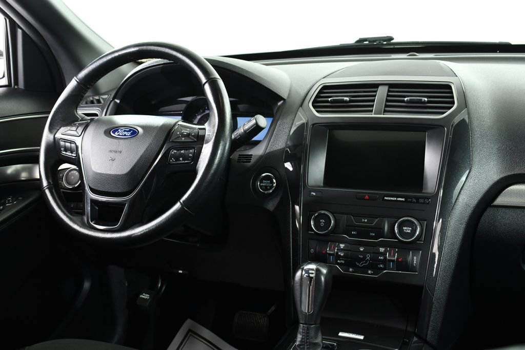 Used 2019 Ford Explorer XLT w/ Equipment Group 202A AWD/4WD image 8