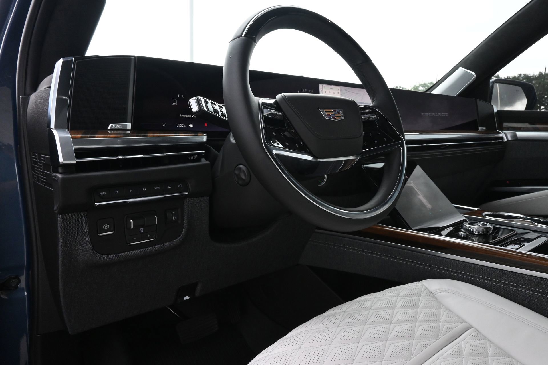 Certified 2026 Cadillac Escalade Platinum Sport w/ LPO, ONYX Package AWD/4WD image 17