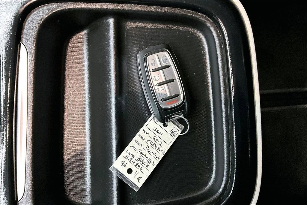 Used 2017 Chrysler Pacifica Touring-L image 36
