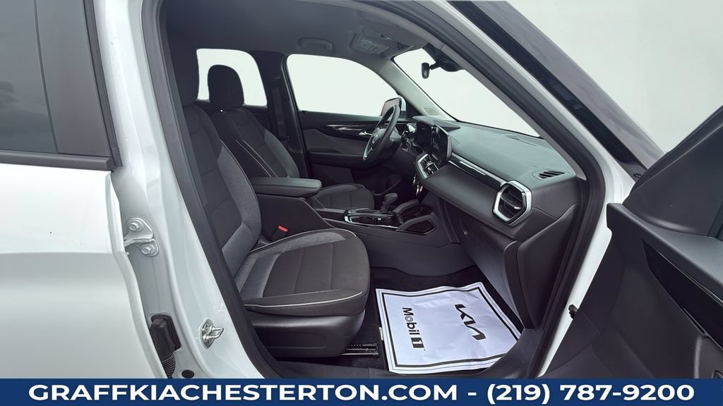 Used 2025 Chevrolet TrailBlazer LT AWD/4WD image 34