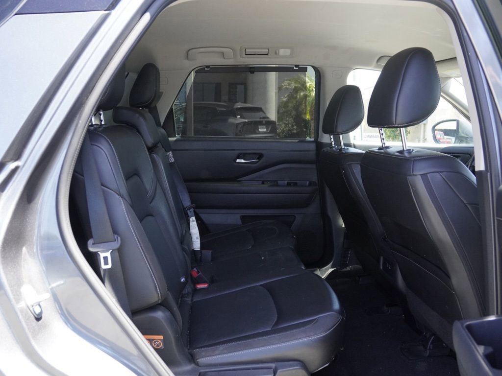 Used 2024 Nissan Pathfinder SL FWD image 19