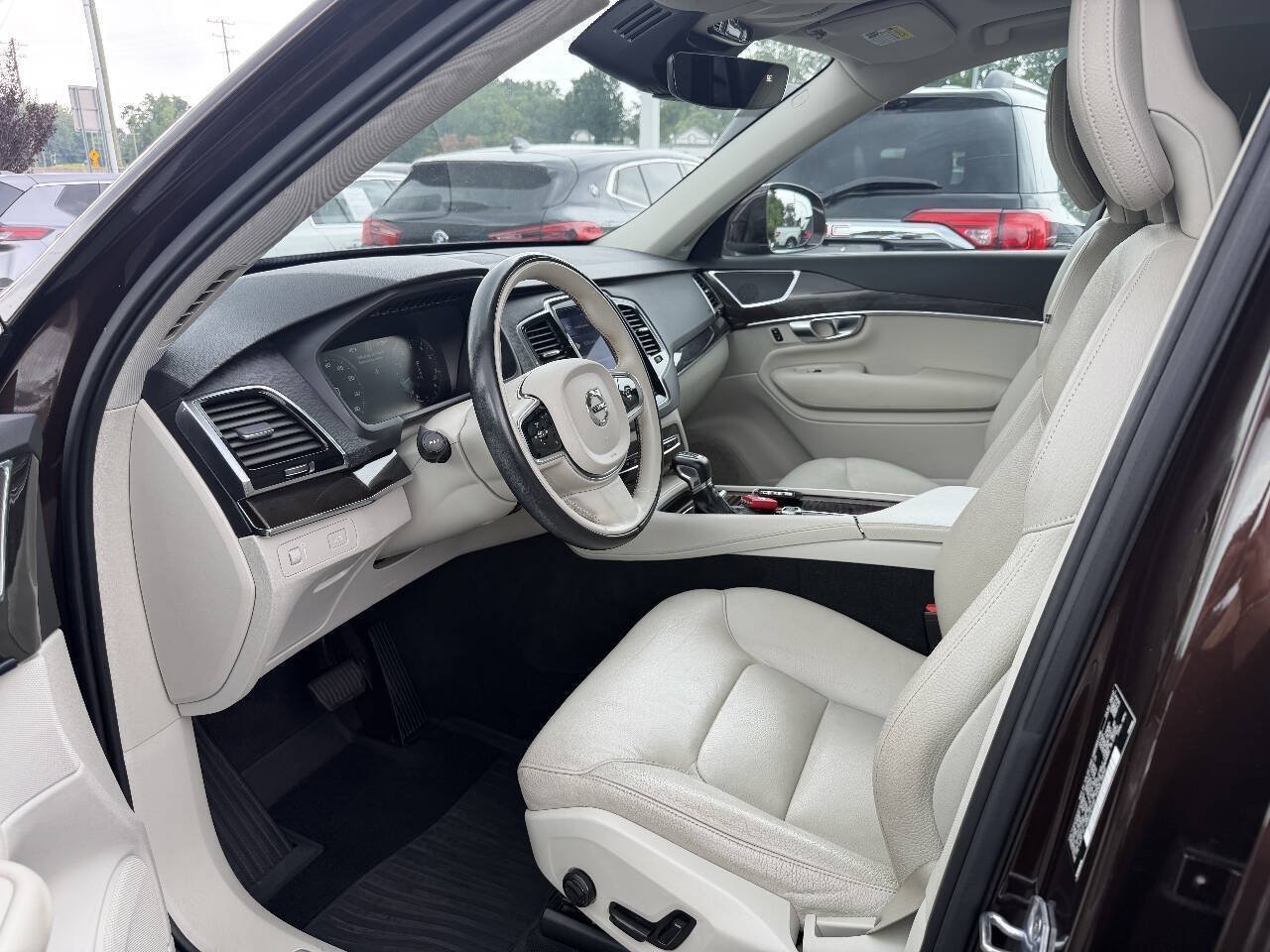 Used 2018 Volvo XC90 T6 Momentum w/ Convenience Package AWD/4WD image 7