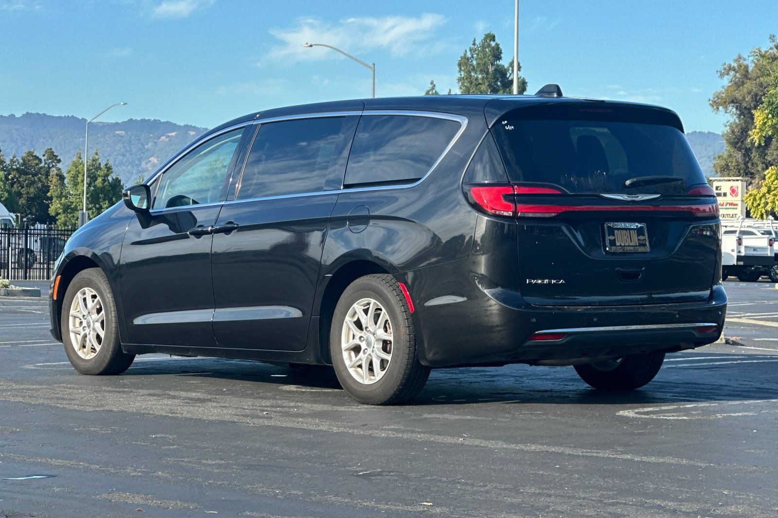 Used 2023 Chrysler Pacifica Touring-L FWD image 6