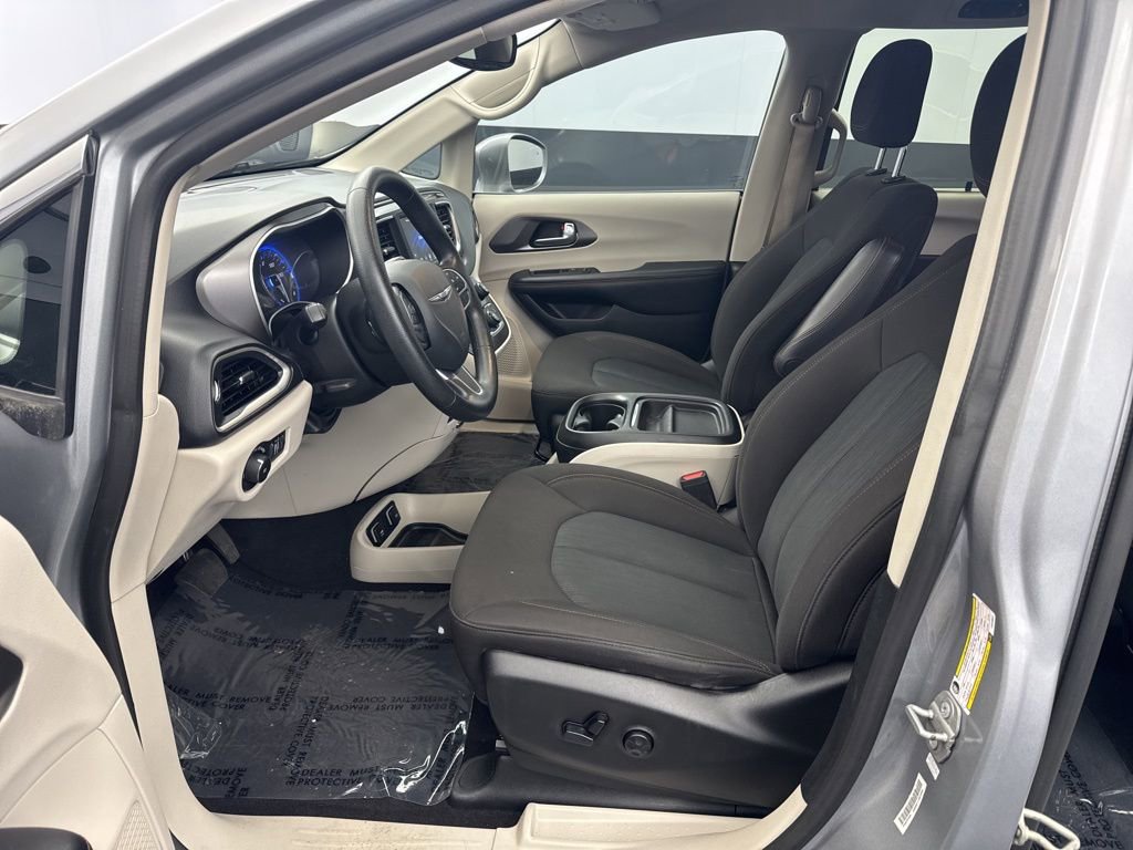 Used 2020 Chrysler Pacifica Touring image 13