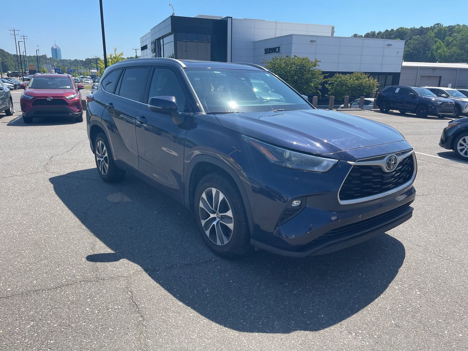 Used 2023 Toyota Highlander XLE FWD image 2