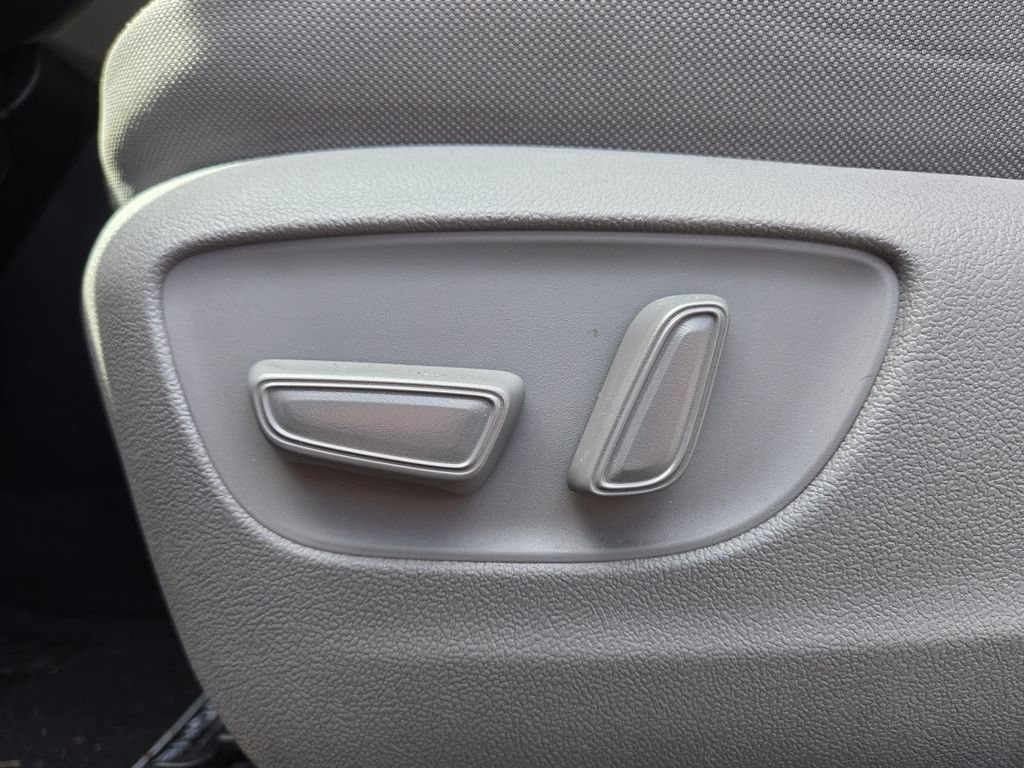 Used 2024 Toyota Highlander LE FWD image 18