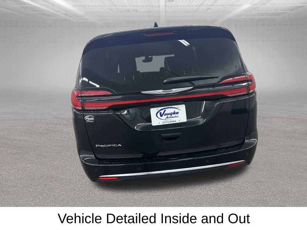 Used 2025 Chrysler Pacifica Select FWD image 11