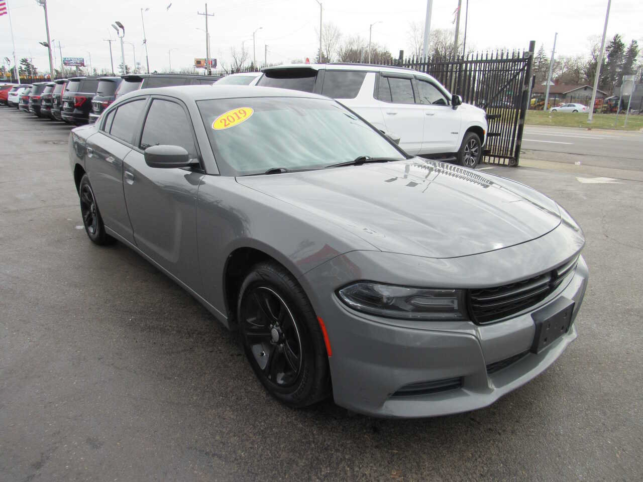 Used 2019 Dodge Charger SXT RWD image 3