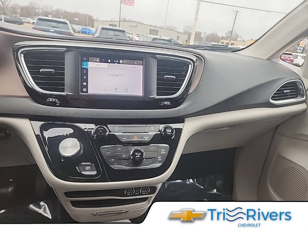 Used 2023 Chrysler Voyager LX image 16