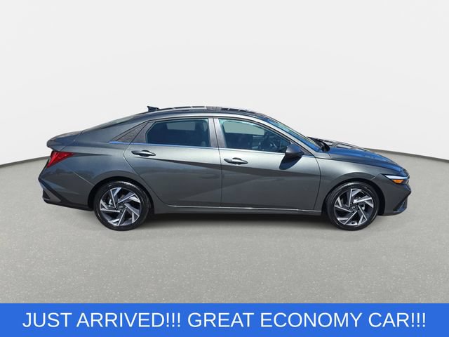 Used 2025 Hyundai Elantra SEL w/ Cargo Package FWD image 4