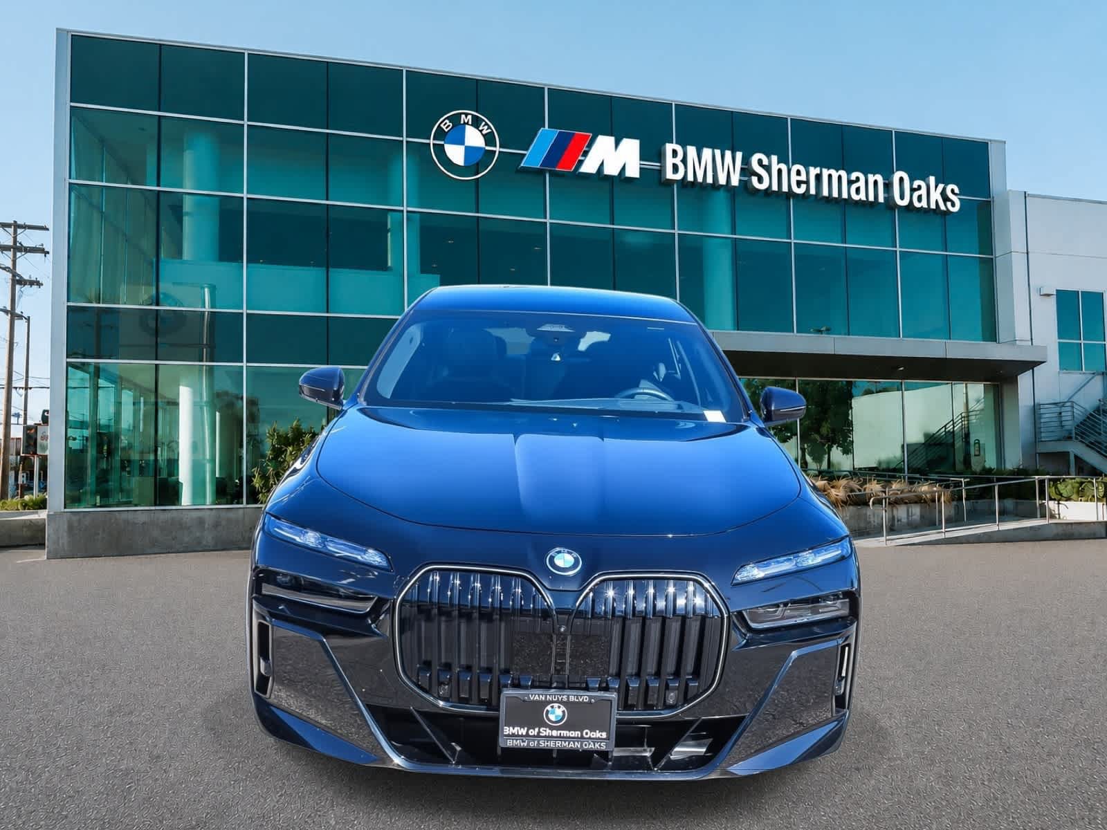 Used 2026 BMW 750e xDrive w/ Executive Package AWD/4WD image 2