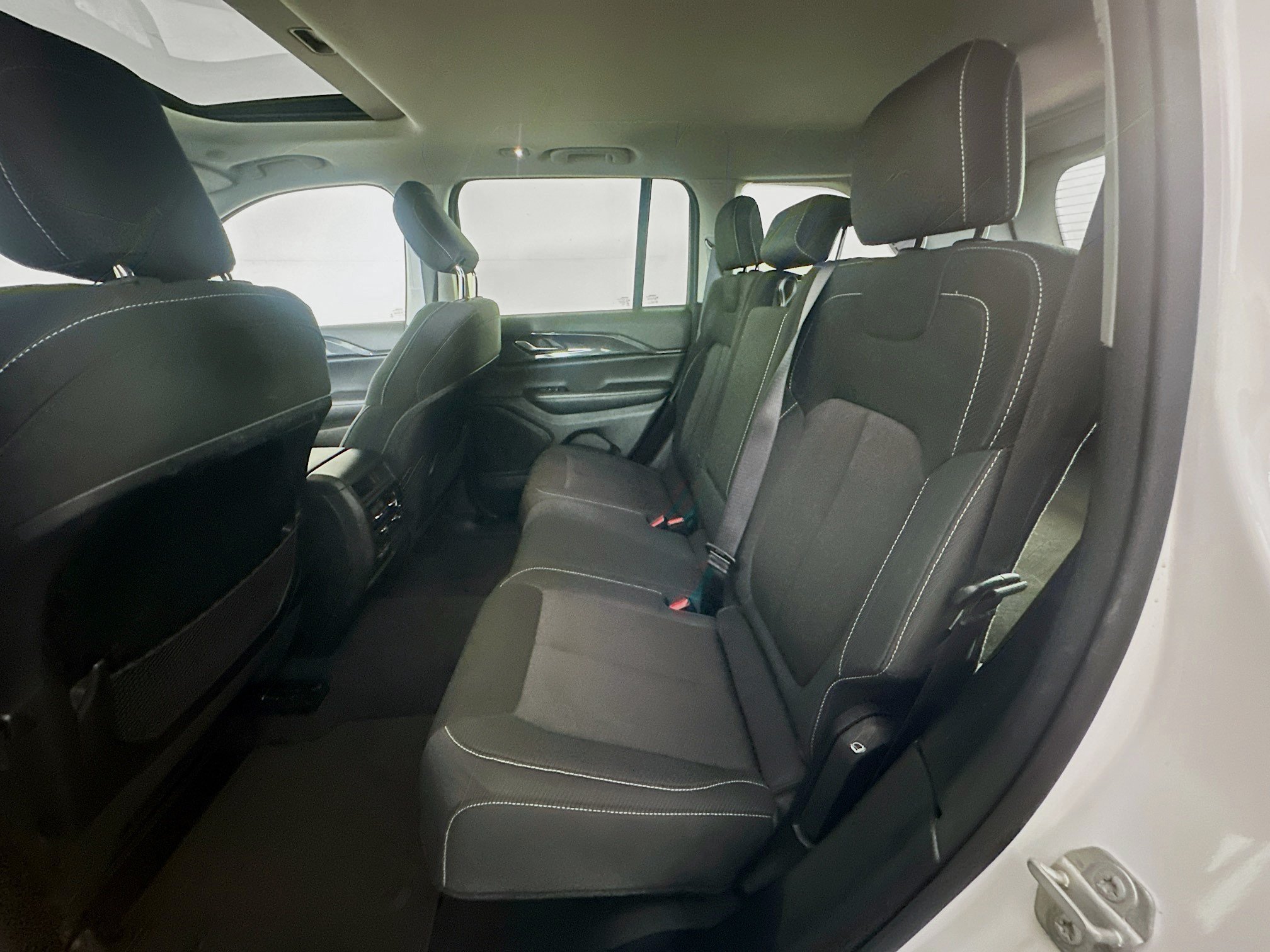 Used 2023 Jeep Grand Cherokee Laredo w/ Luxury Tech Group I AWD/4WD image 29