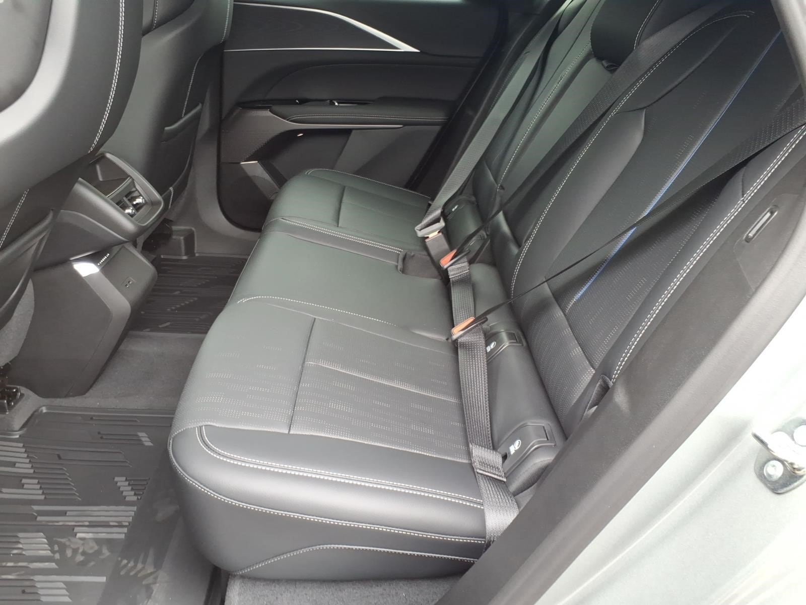 New 2026 Cadillac Lyriq Luxury AWD/4WD image 10
