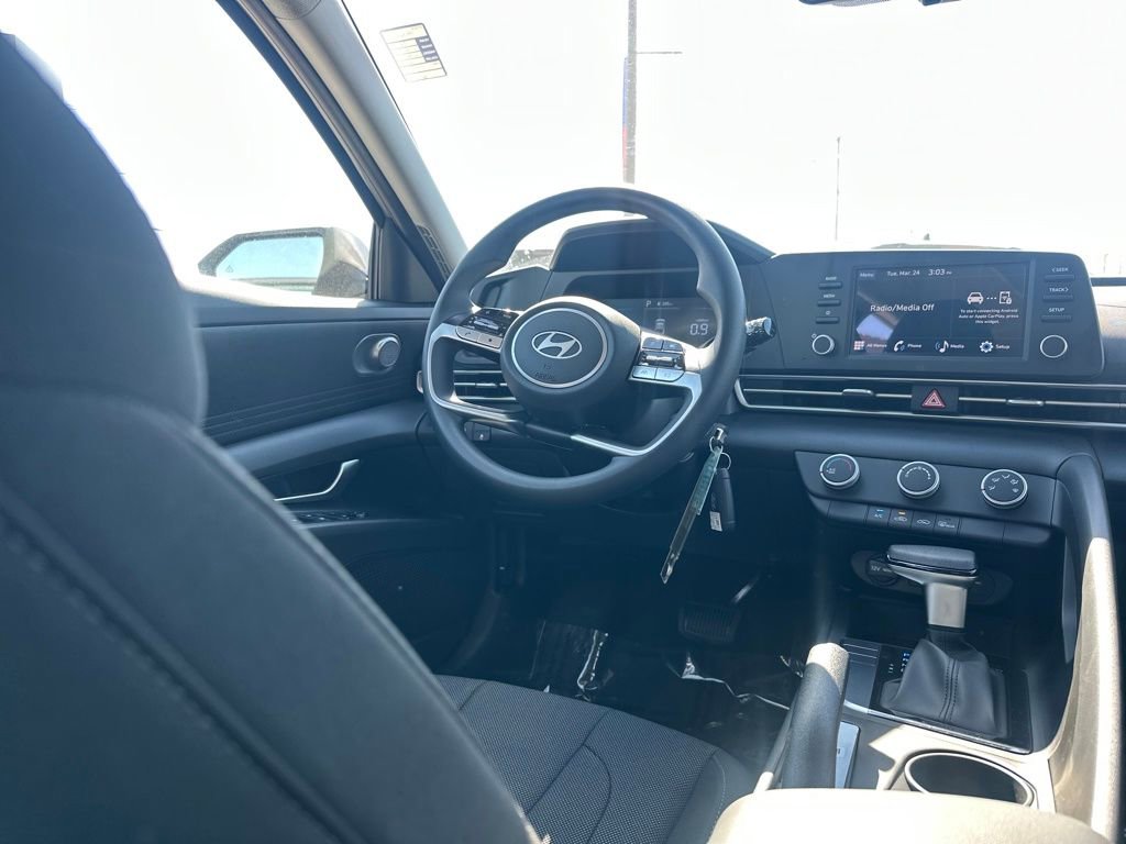 Used 2026 Hyundai Elantra SE FWD image 16