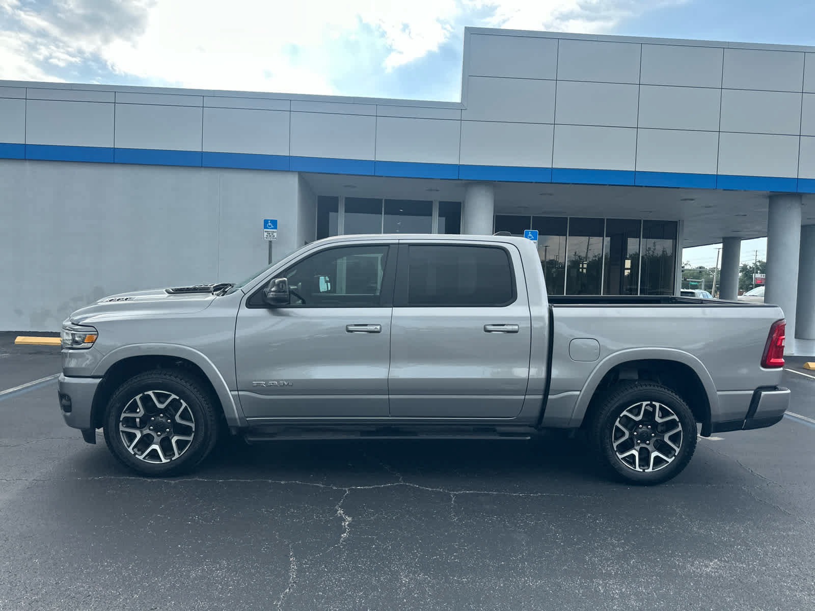 Used 2025 RAM 1500 Laramie w/ Advanced Safety Group II AWD/4WD image 2