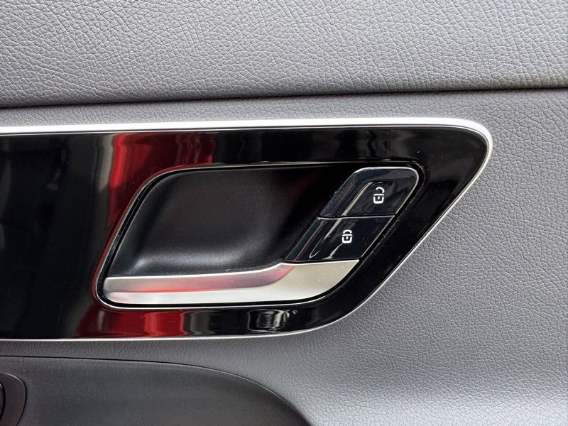 Used 2025 Mercedes-Benz GLC 350e 4MATIC image 50