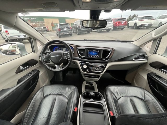 Used 2018 Chrysler Pacifica Touring-L image 38
