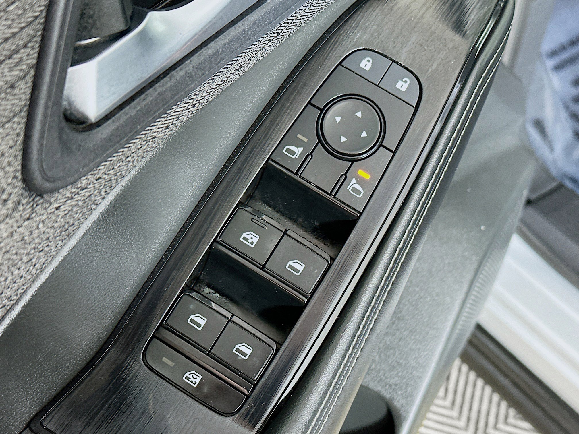 Used 2023 Nissan Rogue SV image 17