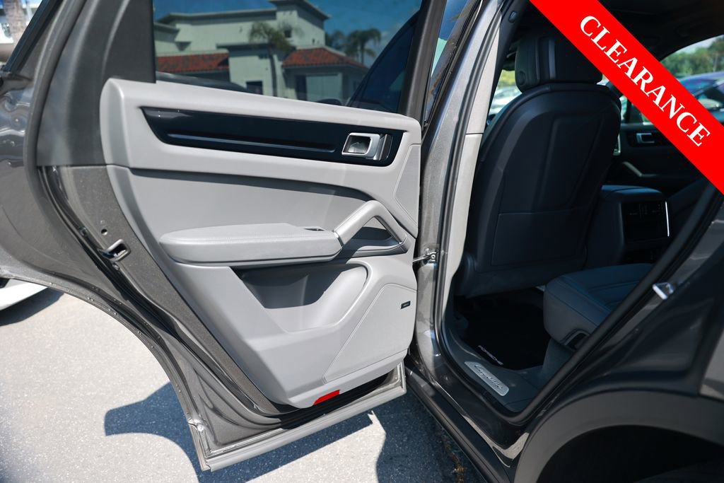 Used 2023 Porsche Cayenne Platinum Edition AWD/4WD image 34