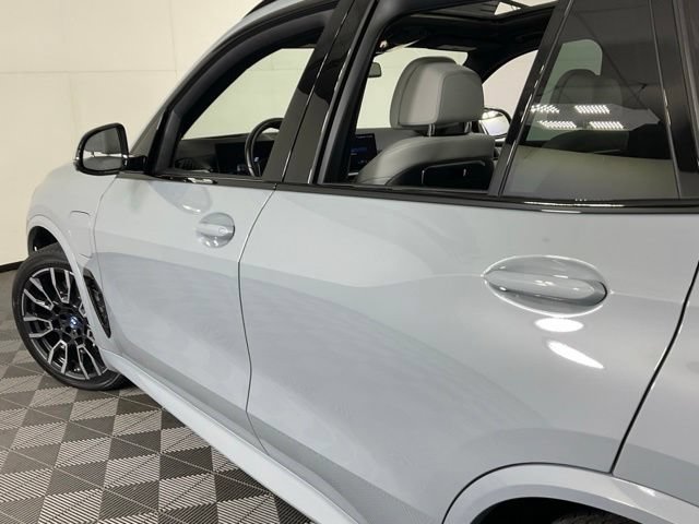 Used 2024 BMW X5 xDrive50e AWD/4WD image 32