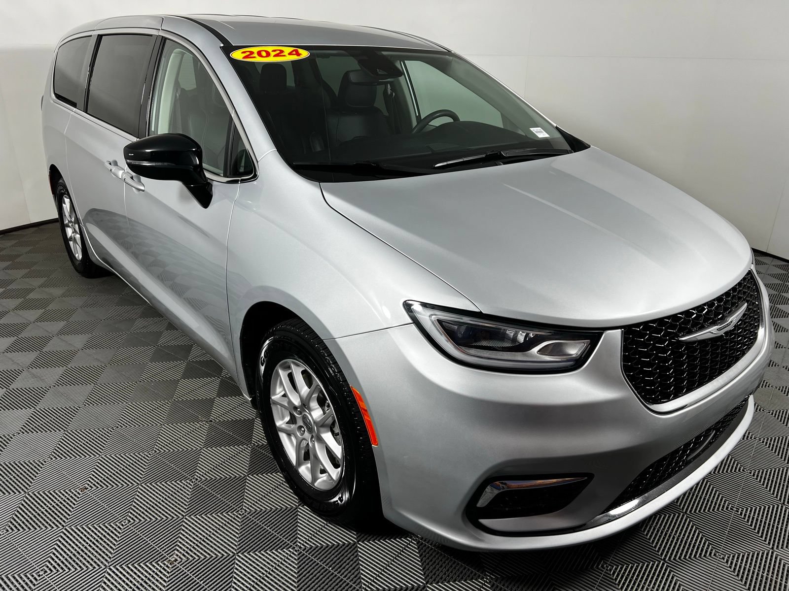 Used 2024 Chrysler Pacifica Touring-L FWD image 3
