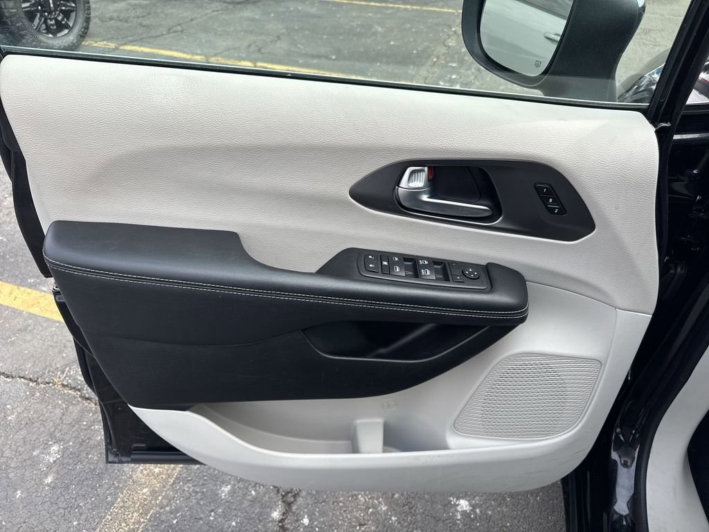 Used 2023 Chrysler Pacifica Touring-L image 20