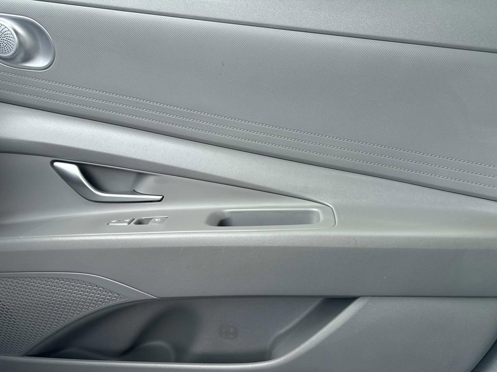 Used 2023 Hyundai Elantra SE image 21